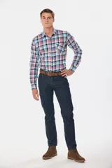 Pantalón de jean clásico de corte recto, color azul denim, con bolsillos traseros y costuras en contraste.