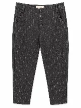 Pantalón sastrero de pana en color gris oscuro con diseño de rayas verticales finas. Presenta un corte relajado, tiro bajo y cierre frontal con una hilera de cuatro botones visibles. Incluye bolsillos laterales y presillas para cinturón.