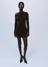 Vestido corto entallado de terciopelo marrón con aplicaciones de brillos, cuello asimétrico de un solo hombro y manga larga.
