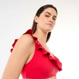 Top de bikini de microfibra suave, color rojo, con escote en V y volantes anchos alrededor del escote y los hombros.