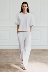Camiseta blanca de algodón con cuello redondo y mangas cortas abullonadas.