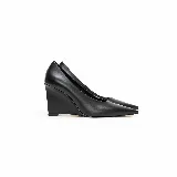 Zapato de cuero negro con punta fina y taco chino alto.