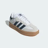 Championes Adidas Samba XLG blancos con detalles en azul marino y suela color caramelo.