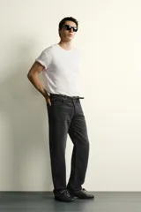 Pantalón jeans de corte recto, color celeste claro con efecto lavado, de cinco bolsillos y tiro medio.