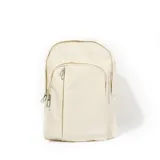 Mochila blanca con múltiples bolsillos con cierre.