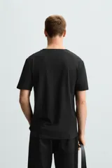 Camiseta blanca de algodón con elasticidad, corte slim fit, cuello en V y mangas cortas.