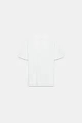 Camiseta de algodón con corte regular, escote redondo amplio y manga corta. Presenta un diseño básico con bajo recto.