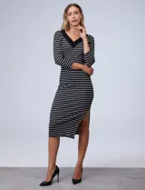 Vestido midi de algodón a rayas horizontales blancas y negras, con escote en V y mangas 3/4. Presenta un tajo lateral.