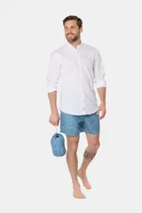 Short de baño azul con estampado de hojas, cintura elástica con cordón ajustable, bolsillos laterales y suspensor de malla fina.