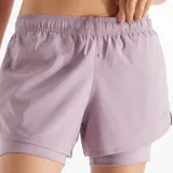 Short deportivo New Balance de dama, modelo 2-IN-1 SHORT 3" WS41225ICW, color lila.