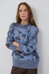 Buzo de tejido de punto con diseño floral en contraste, cuello redondo y terminaciones acanaladas en puños y ruedo.