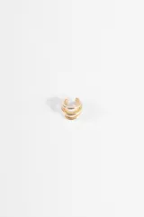 Earcuff triple de metal plateado con diseño de tres aros superpuestos.