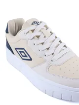 Championes urbanos Umbro modelo Milo-High, color azul marino con detalles en gris y suela blanca. Presentan el logo de la marca en el lateral y en la entresuela, con cordones al tono.