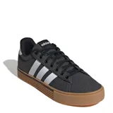 Championes urbanos Adidas Daily 4.0, color negro con las tres tiras laterales en blanco y suela de goma color caramelo. Presentan capellada de tela con cordones negros y diseño de plataforma baja.