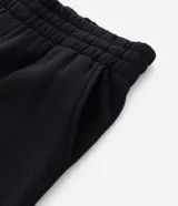 Pantalón jogger de algodón con felpa, color negro, con cintura elástica, cordón ajustable, bolsillos laterales y puños elásticos en los tobillos.