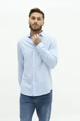 Camisa de manga larga color beige claro, confeccionada en una mezcla de lino y algodón. Presenta un corte semi slim, cuello camisero y un pequeño logo bordado en el pecho.