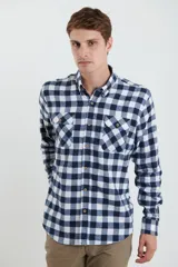 Camisa de viyela de algodón a cuadros color azul, blanco y naranja, de manga larga con dos bolsillos con tapa al frente.