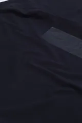 Remera de algodón color azul marino, con cuello redondo, manga corta y estampado gráfico rectangular en el pecho con texto técnico.