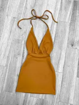 Minivestido rojo con escote halter y espalda descubierta.