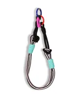 Correa decorativa para bolso confeccionada en cuerda trenzada con diseño a rayas blancas y negras, acentuada con detalles en color turquesa. Incluye un mosquetón circular azul y uno rojo, junto con una etiqueta decorativa rosa.