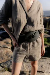 Faja negra ancha de cuero con hebilla dorada.