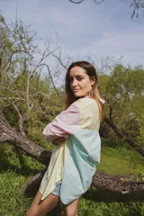 Camisa oversize con bloques de color en tonos pastel: rosa, amarillo a rayas y celeste.