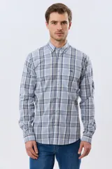 Camisa de manga larga de calce slim, con diseño a cuadros en tonos azul oscuro, verde y blanco. Presenta cuello camisero con botones y bolsillo ojal en el pecho con detalle bordado.
