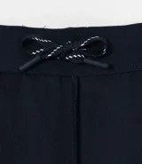 Bermuda deportiva masculina de la marca Get Over, confeccionada en tejido de poliéster con tecnología Dry Fit para una rápida evaporación del sudor. Presenta un diseño ligero con cintura elástica y una pequeña etiqueta aplicada en la parte inferior.
