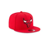 Gorra roja con logo de los Chicago Bulls bordado en relieve en el frente, cierre a presión ajustable y logo de la NBA en la parte trasera.