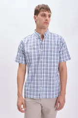 Camisa de hombre a cuadros celestes, blancos y azules, de manga corta y corte clásico.