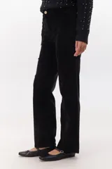Pantalón largo de pana color negro, de corte recto y tiro alto.
