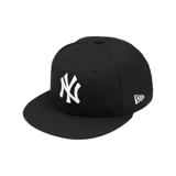 Gorra tipo snapback de color negro con el logo de los New York Yankees bordado en blanco en el frente y el logo de New Era en el lateral.