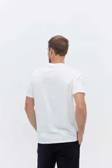 Remera de algodón verde militar, de corte clásico con cuello redondo y mangas cortas.