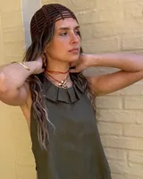 Collar tipo gargantilla con dije de flor metálica de acabado brillante, suspendido de un cordón doble de seda natural teñido a mano en color rojo.