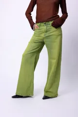 Jean de tiro alto en denim color verde vibrante, con corte flare y cierre frontal con botón metálico.
