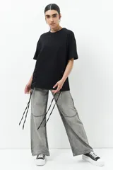 Remera blanca de algodón con cordones ajustables a los laterales, manga corta y cuello redondo.