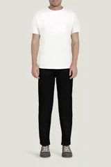 Pantalón de jean negro con corte slim fit, diseño de cinco bolsillos y cierre frontal con botón y cremallera.