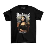 Remera negra de algodón con estampado frontal de la Mona Lisa con un diseño artístico que incluye texto en tipografía gótica.