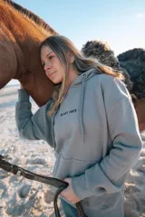 Hoodie gris con estampado abstracto en negro.