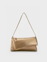 Bolso de hombro dorado con diseño acolchado, cierre de solapa asimétrica, un compartimento y pieza logotipada en el exterior.