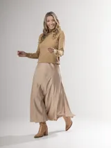 Falda midi color beige con pequeños lunares blancos, de corte evasé y cintura elastizada.