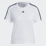 Camiseta deportiva Adidas de color blanco, con cuello redondo, mangas cortas y las clásicas tres tiras oscuras en los hombros. Cuenta con el logo de la marca estampado en el centro del pecho y tecnología AEROREADY.