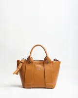Cartera tipo tote de cuero sintético color habano, con doble asa de mano, tiras frontales decorativas y correa regulable y extraíble. Cuenta con el logo de la marca impreso en plateado en el frente.