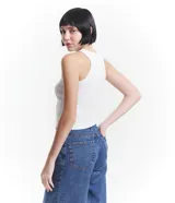 Musculosa básica verde claro de ribana de algodón con textura acanalada y cuello redondo.