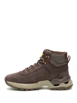 Bota de trekking Caterpillar modelo Surge Hiker, de color marrón con suela y entresuela en tonos beige y marrón claro. Confeccionada en nubuck encerado y malla de nailon, cuenta con cordones bicolores y detalles del logo de la marca en el lateral y la lengüeta.