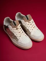 Championes urbanos Champion modelo Compe, color gris con detalles en blanco y dorado, confeccionados en cuero sintético y tela.