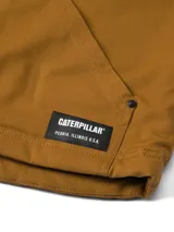 Chaleco Caterpillar de corte clásico, color marrón, con cierre frontal completo, cuello alto, bolsillos delanteros tipo canguro y bolsillo vertical con cierre en el pecho. Cuenta con forro interior y detalles de marca.