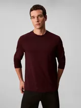 Remera de manga larga Calvin Klein, confeccionada en algodón con tejido interlock. Presenta cuello redondo, corte regular y un pequeño logo de la marca bordado en el pecho.