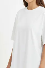 Remera de manga corta de algodón, de corte holgado con cuello redondo a la base.