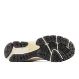 Championes New Balance 2002R color crema, con detalles en blanco y gris. Capellada de gamuza y malla, entresuela ABZORB y suela N-ergy.